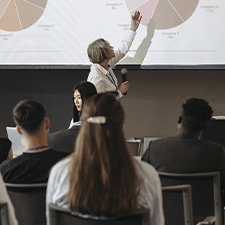 Photo of a woman leading a training session on neuropsychology. This represents how organizations can get support in understanding and promoting neurodiversity and cognitive or psychological disabilities.